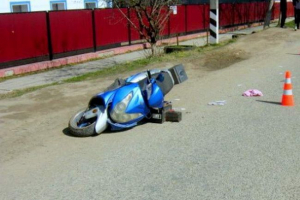 W wiosce przekonującą zderzoną nastolatek na motoroweru i konia